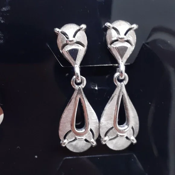 Vintage Crown Trifari Earrings Signed Clip On Silver Tone Dangle - Picture 16 of 16